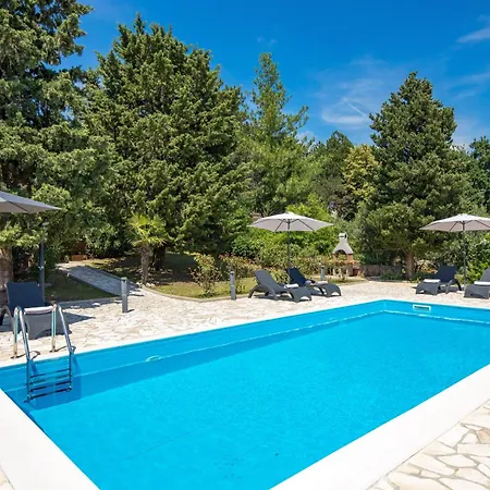 Pinia With A Pool