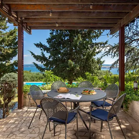 Casa de Férias Pinia With A Pool Jadranovo