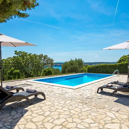 Pinia With A Pool Case de vacanță