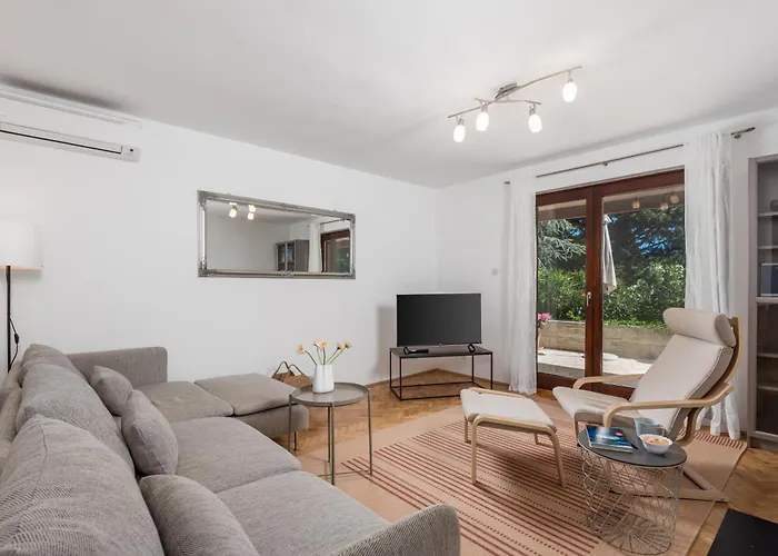 Pinia With A Pool 자드라보노