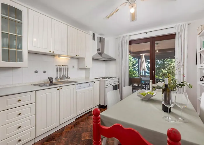 Pinia With A Pool * 자드라보노